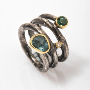 Ασημόχρυσο δαχτυλίδι χειροποίητο με ορυκτές πέτρες, μπλε τοπάζ και  πράσινη τουρμαλίνη idees-dimiourgies.gr